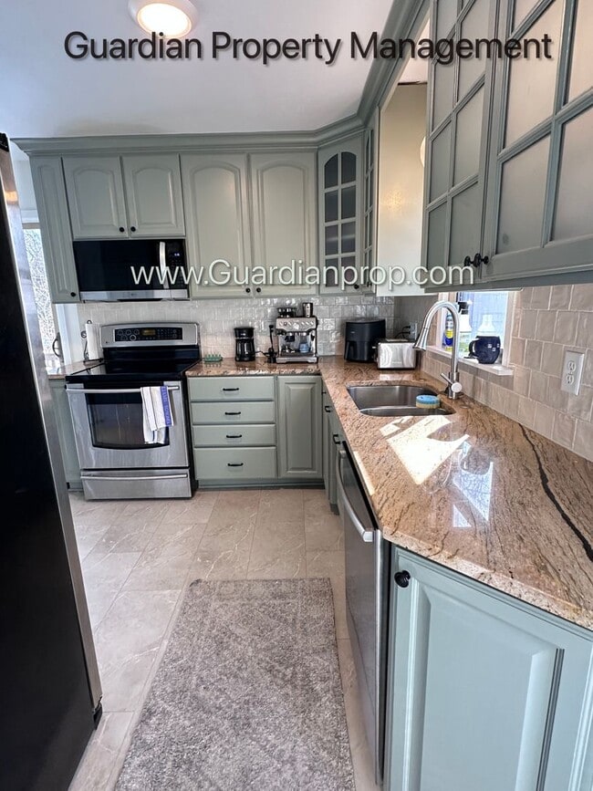 Building Photo - St Louis Park Single Family Home, Large Yard, 1 Car Garage, 3 Season Porch, W/D