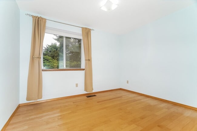 Building Photo - Federal Way 2-Story