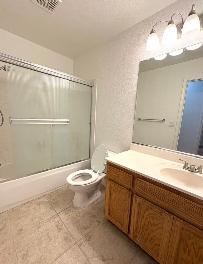 Building Photo - 2 WEEKS FREE RENT December Special Beautiful home in Turlock