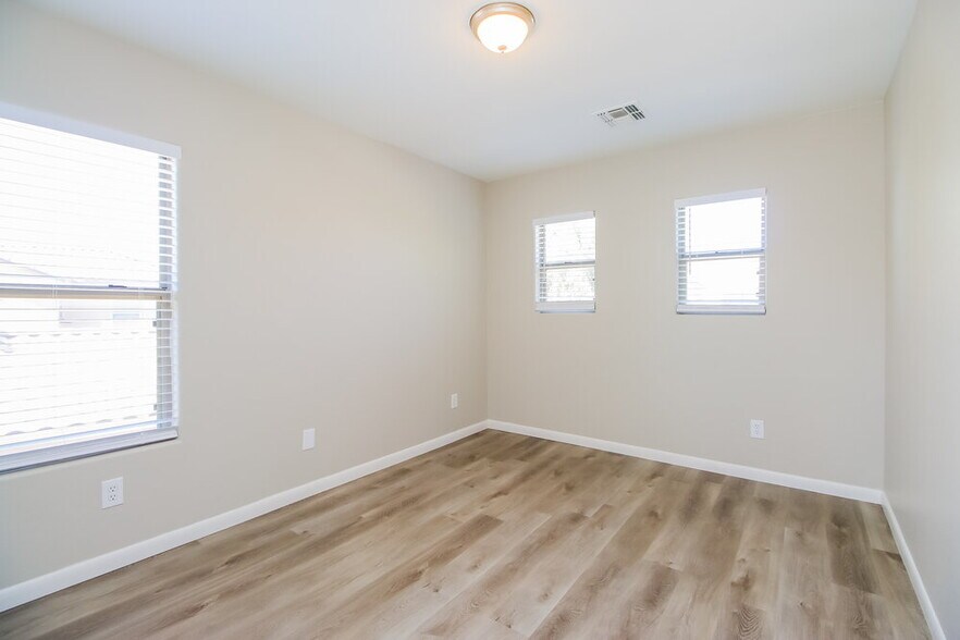Building Photo - 40339 W Helen Ct