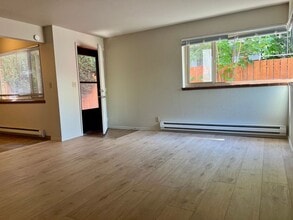 Building Photo - Cozy Ballard studio with charming kitchen & dining nook! Brand new LVP floors!