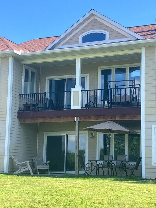 Building Photo - 220 Meadow Woods Dr