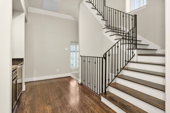 Building Photo - 2101 Elmen St