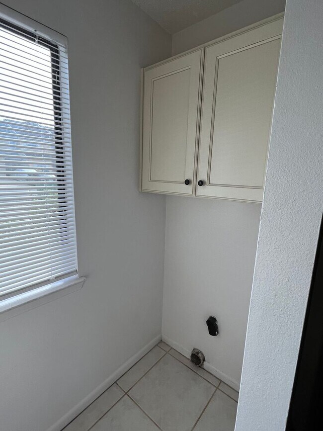 Building Photo - 607 Virginia Oak Ct