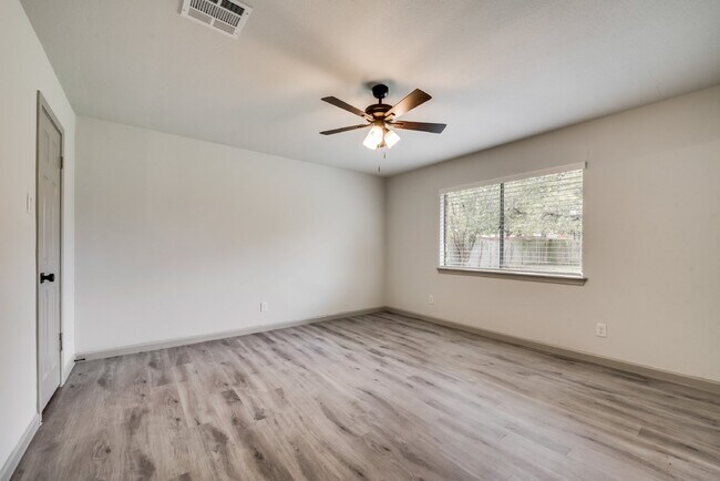 Building Photo - Charming 3-Bedroom Home with 2 Full Baths ...