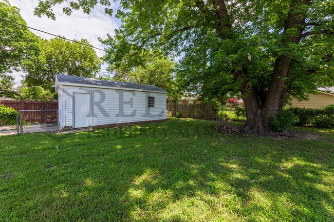 Building Photo - 1515 E Jump St