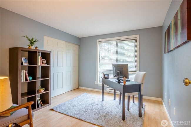Building Photo - 3 bed/2 bath Condo in Bellevue!