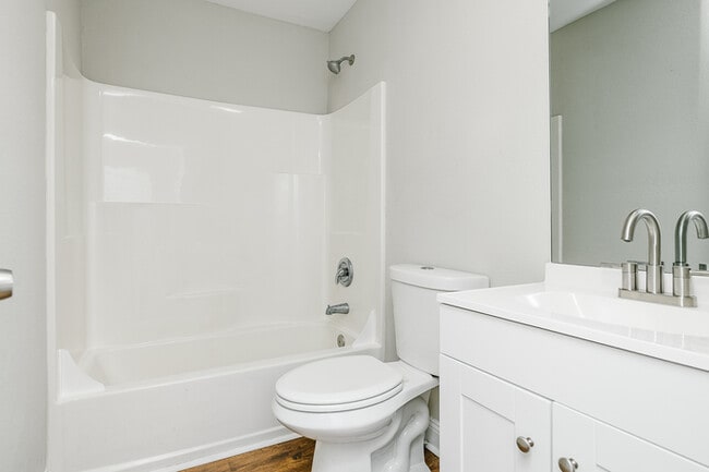 Building Photo - NEWLY RENOVATED 2 bedroom, 1 bathroom at G...