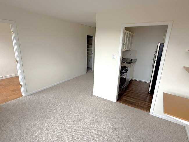 Building Photo - Ready for immediate move-in! 1 bed/1bath in Grosvenor.