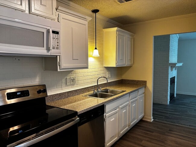Building Photo - 3 Bedroom 2 Bath
