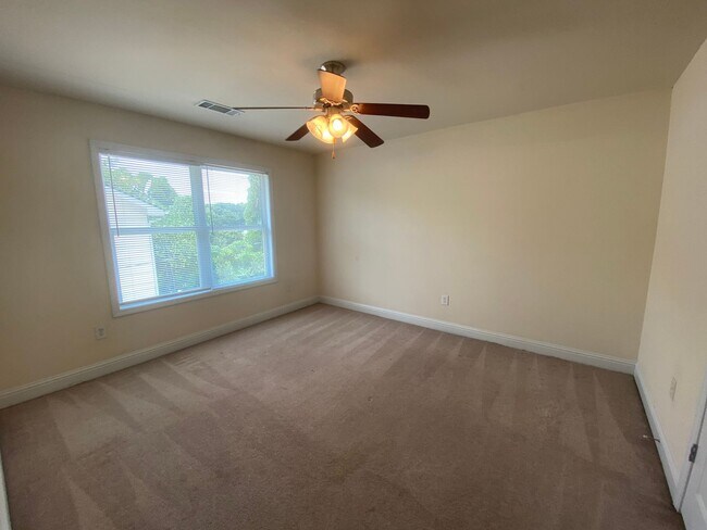 Building Photo - PRE-LEASING FOR AUGUST 6 2026!