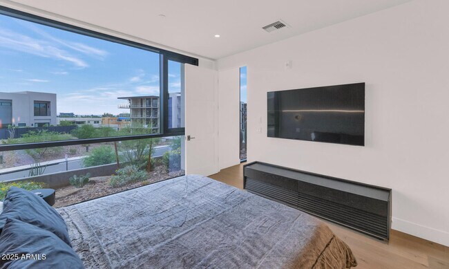 Building Photo - 5000 N Camelback Rdg Dr