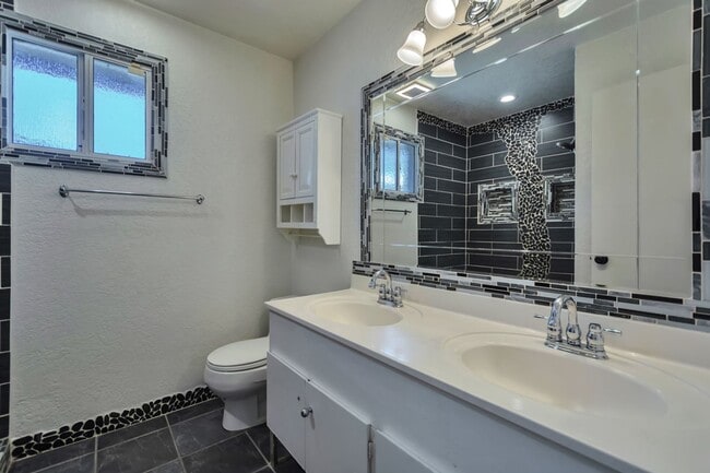 Building Photo - Remodeled 5-Bedroom Tempe Home with Private Pool, Large Yard & Garage Near ASU