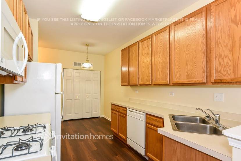 Building Photo - 2562 Hillsboro Blvd