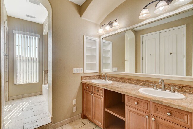 Building Photo - Luxury Resort Style Condo in Lake Las Vegas