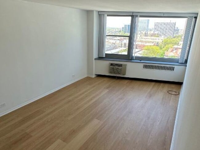 Building Photo - 555 W Cornelia Ave