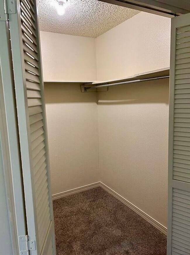 Building Photo - Spacious 3BR/2.5BA Retreat in Briarwood Es...