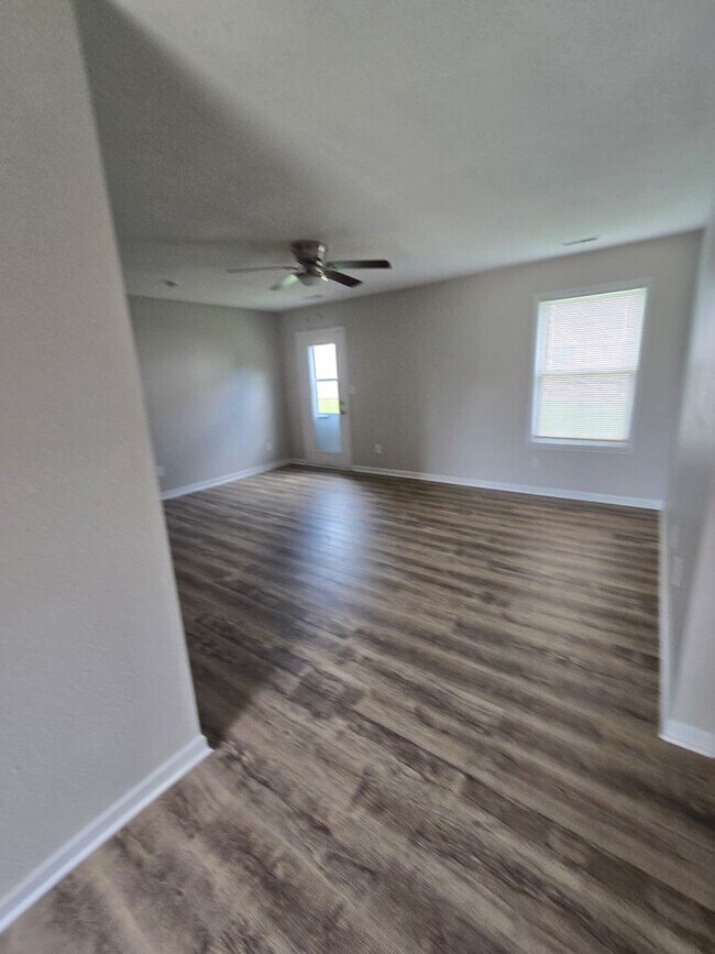 Building Photo - Three Bedroom Ranch Style Home Located in ...