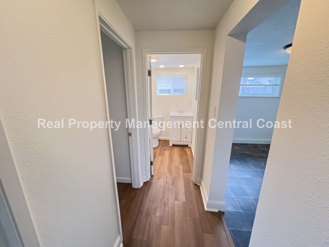 Building Photo - AVAILABLE FEBRUARY - Recently Remodeled Lo...