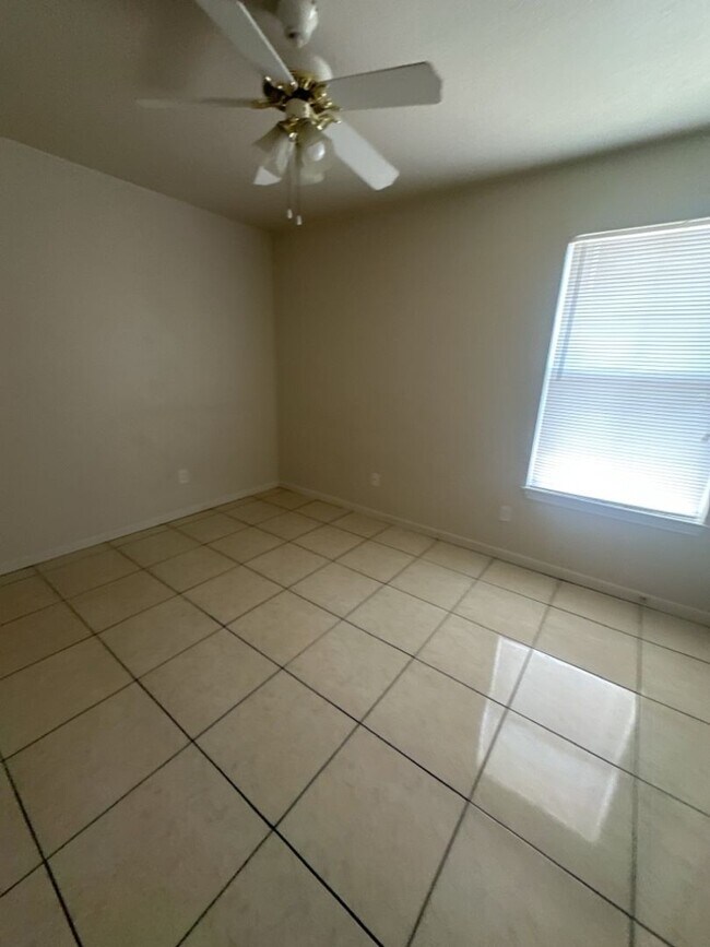 Building Photo - 2107 Charleston Ct