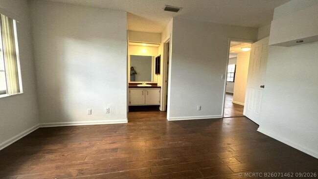 Building Photo - 4205 Oak Terrace Dr