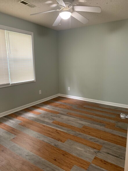 Building Photo - Room in Condo on Carlton Ave