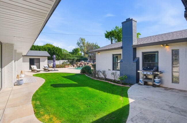 Building Photo - FULLY FURNISHED EXECUTIVE PHOENIX COUNTRY CLUB HOME IN GATED COMMUNITY