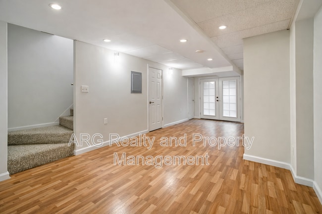 Building Photo - 7042 Oakhill Cir