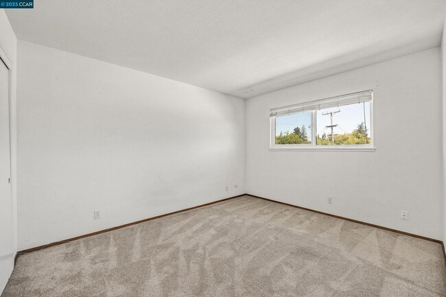 Building Photo - Spacious 2 bedroom 1 bathroom in the beaut...