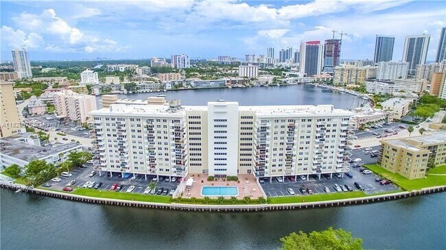 Building Photo - 401 Golden Isles Dr