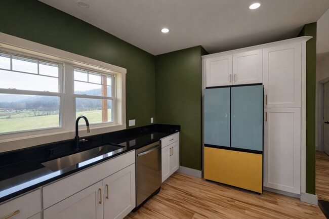 Building Photo - Fairview Rental! - Two Occupants Max