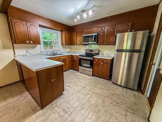 Building Photo - Spacious Ranch Home on Large Corner Lot Near North Hills