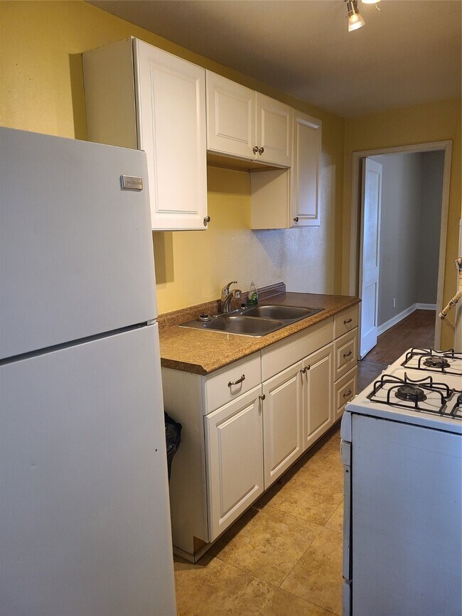 Building Photo - 1434 Lawson St