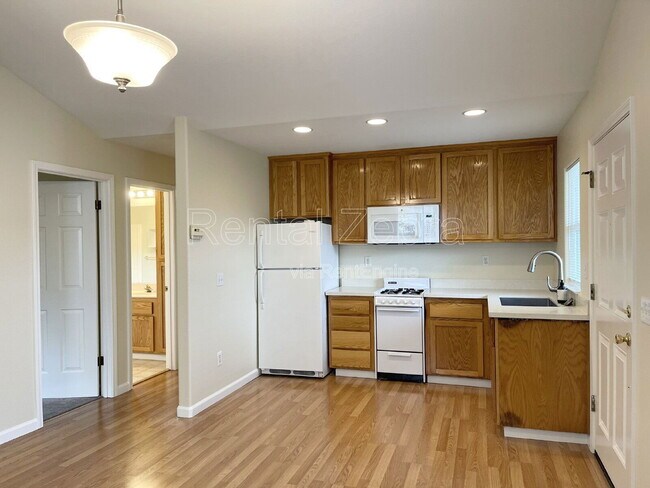 Building Photo - 2062 Red Oak Cir