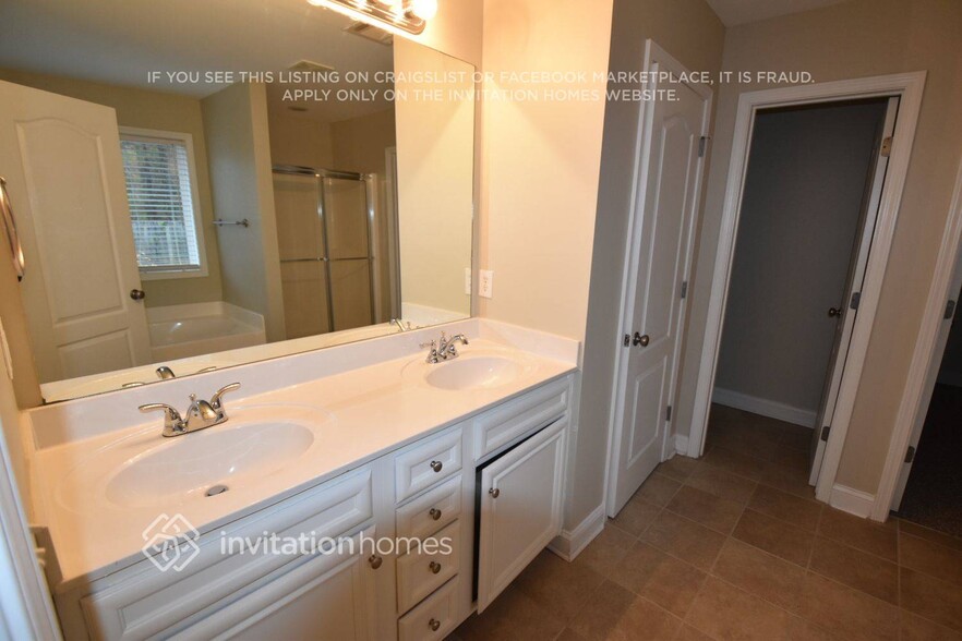 Building Photo - 5591 Hickory Stone Dr