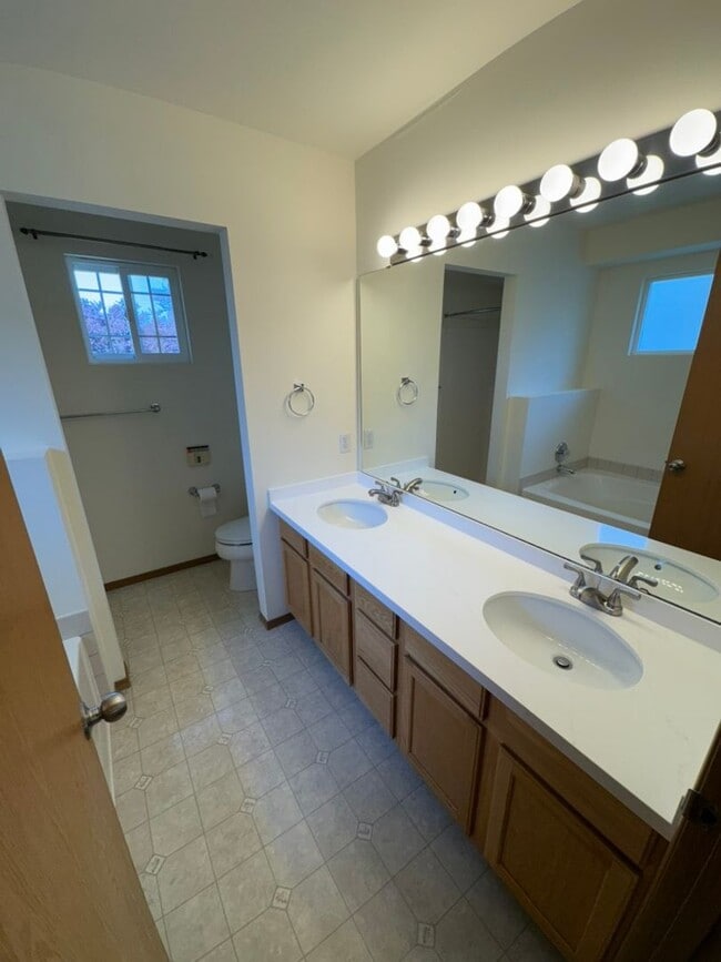 Building Photo - 3Bd/2.5Ba Duvall House