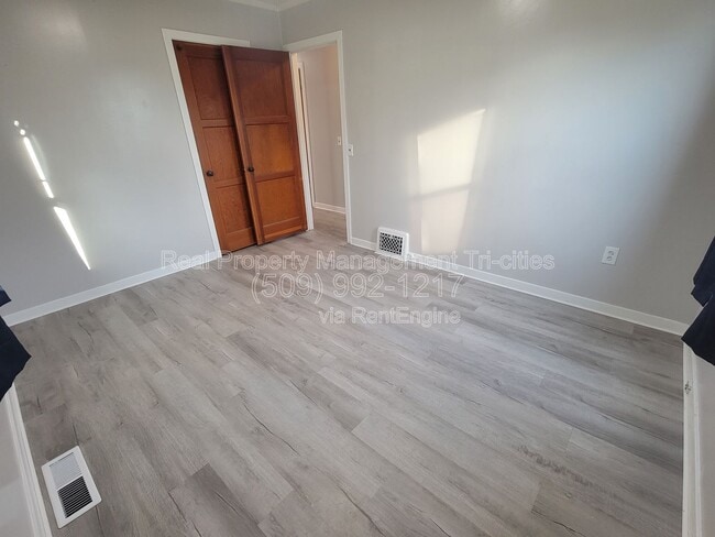 Building Photo - 400/402 Barth Ave