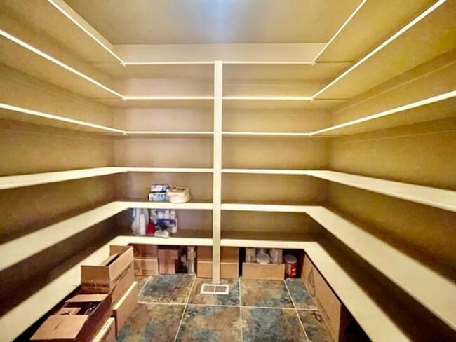 Building Photo - Beautiful Fully Furnished home in an Exclu...