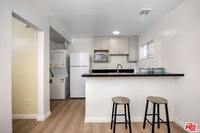 Building Photo - 3620 S Budlong Ave