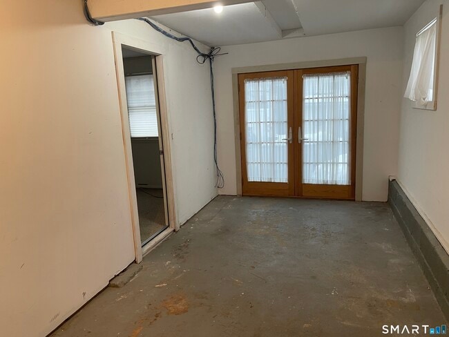 Building Photo - 113 Kings Hwy N