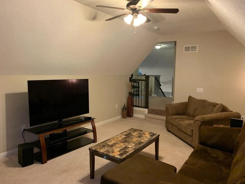 Building Photo - 7873 Waggoner Trace Dr