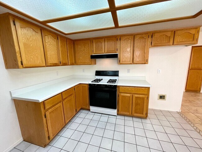 Building Photo - Cute 3 Bedroom Home in Center of Kingman- Available Now!
