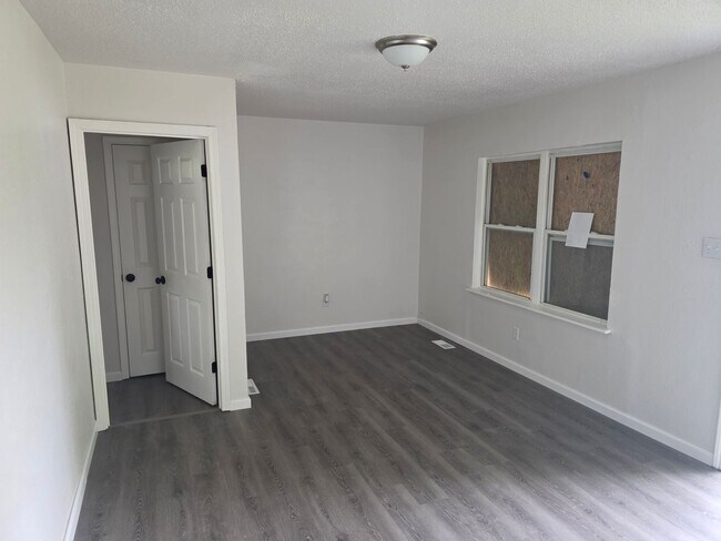 Building Photo - Cute and Cozy 4 bed 1 bath home