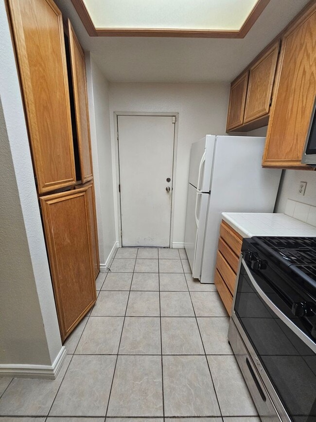 Building Photo - Gated Community~$2,595~ 2 Bed/2.5 Bath End Unit Townhome.