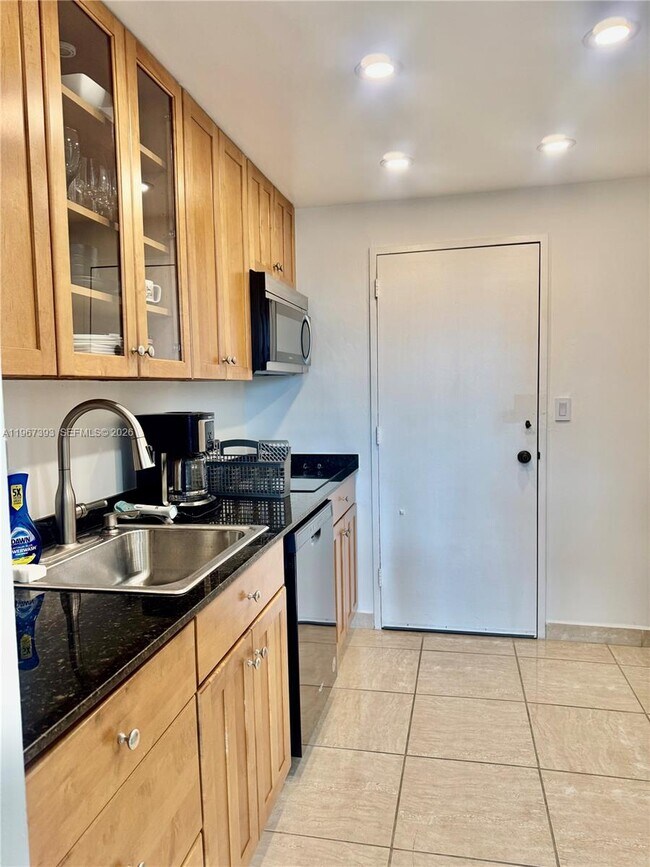 Building Photo - 9800 W Bay Harbor Dr