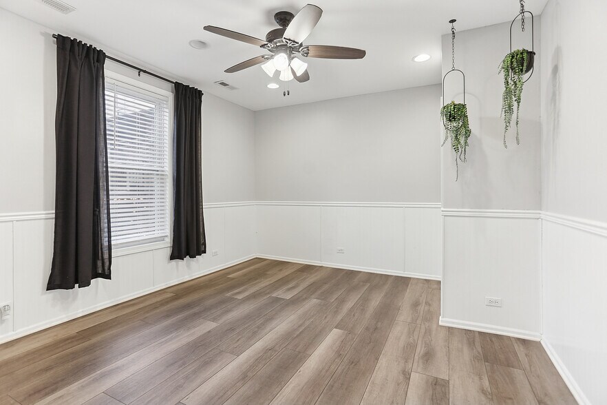 Building Photo - 3227 S Wells St