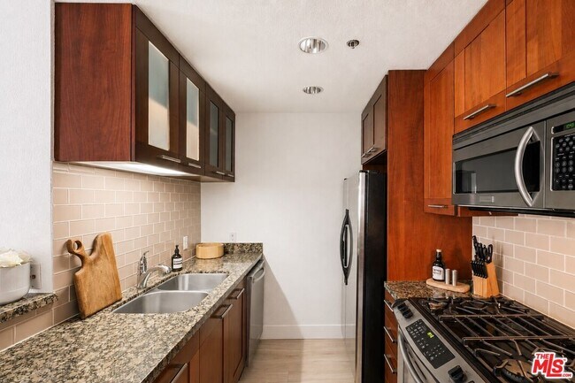 Building Photo - 585 N Rossmore Ave