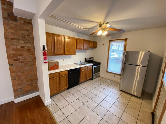 Building Photo - Highland 1557-1559 1557HSLLC
