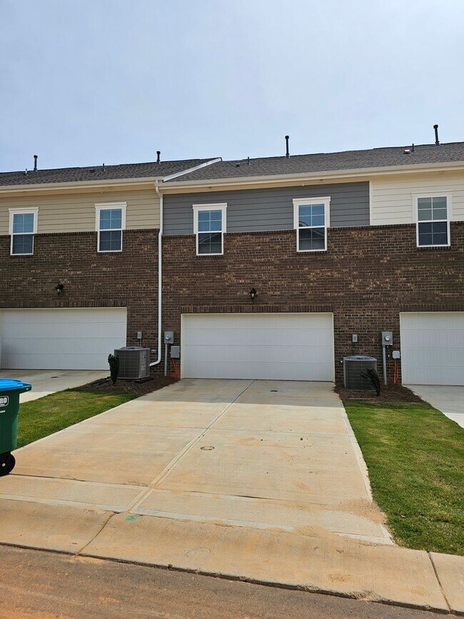 Building Photo - Like New Townhome in Mint Hill