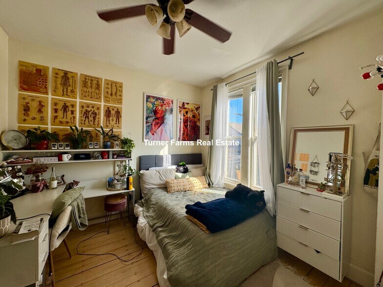 Building Photo - 725 Parker St